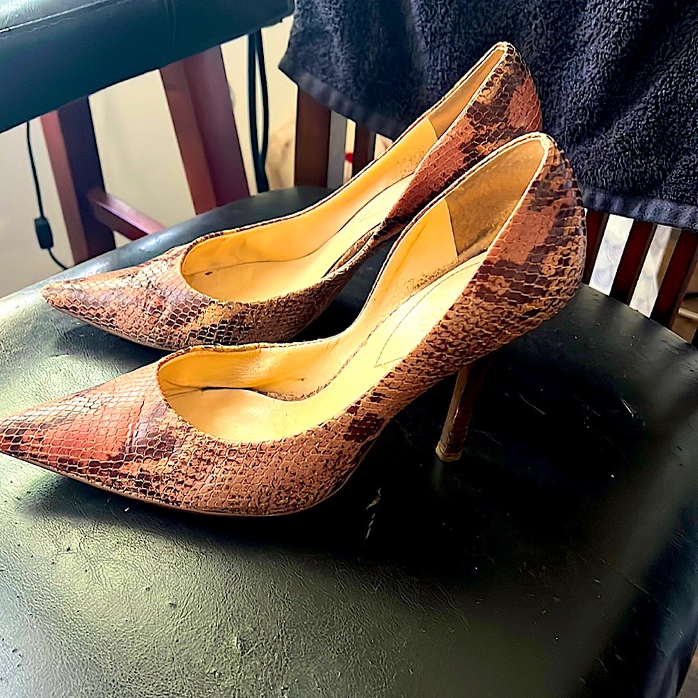 GUESS WOMEN HEELS. Size 9 1/2